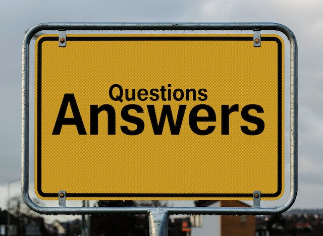 Sign about questions and answers; highlighting the advantages of blogs as a marketing strategy for businesses