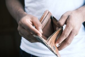 Mans empty wallet featured in a blog about chonky cats